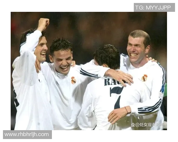 足球明星合照高清大集合展现球场魅力与友谊瞬间 足球明星合照高清大集合展现球场魅力与友谊瞬间